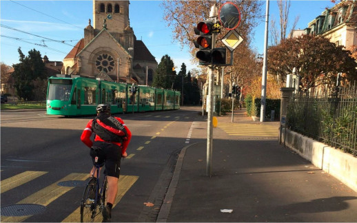 Freies Rechtsabbiegen bei Rot mit zubringendem Radstreifen am Standort Steinenring / Leimenstrasse (Bild: Kryeziu, Brack)