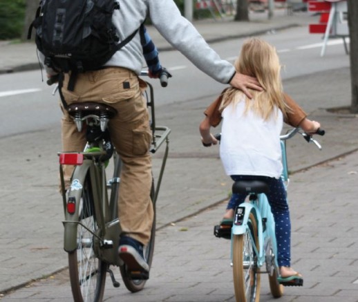 Breite Radwege wie hier in Amsterdam ermöglichen soziale Aktivitäten während des Velofahrens (Bild: Stadt Bern)