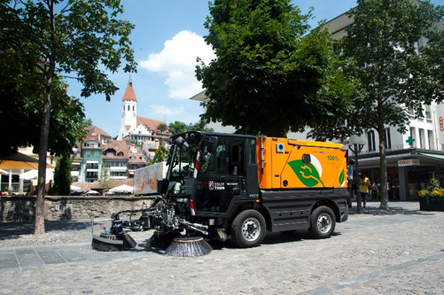 Auch andere kommunale Fahrzeuge sind in Thun elektrisch betrieben, z.B. die E-Strassenreinigungsmaschine 2 m3 (Foto: Stadt Thun)