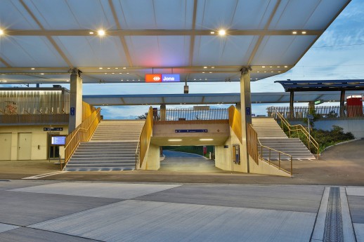 Montées d’escalier pour accéder aux quais de gare, séparées par un vaste passage souterrain (photo: OSMB)
