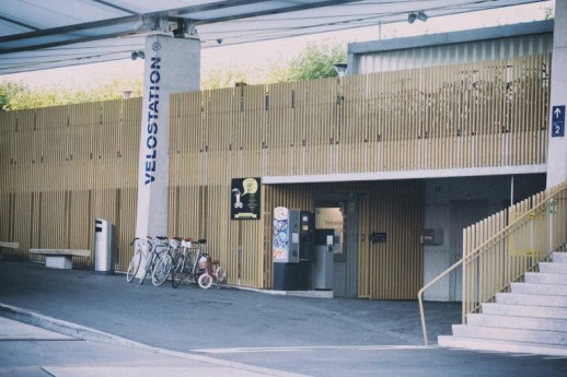Die neue Velostation am Bahnhof Jona liegt direkt unter dem Perron und bietet verschiedene Services (Foto: WTL)