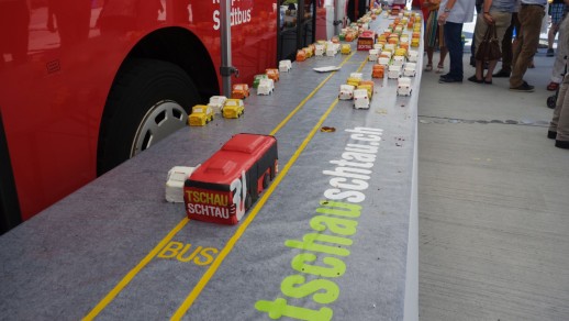 Aktion der Kampagne TSCHAU SCHTAU zur Eröffnung des neuen Bahn- und Bushofs Jona (Foto: Forster Ehrler)