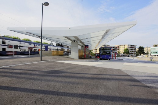 Un vaste toit relie le terminal des bus et le quai de la gare, offrant en outre des places abritées pour les vélos (photo: OSMB)
