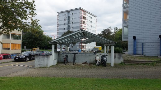 La situation des parkings à vélo était source de mécontentement pour beaucoup et représentant un problème majeur concernant la gestion de la mobilité dans le lotissement de Luegisland (photo: Mobilservice)