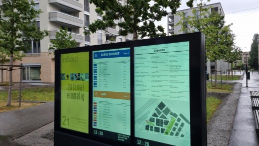 Das Areal-Informationssystem mit Screens an verschiedenen Standorten zeigen die aktuellen ÖV-Abfahrtszeiten an. (Foto: Mobimo) 
