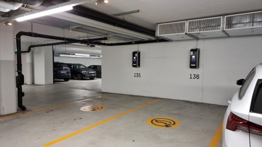 Zwei Parkplätze in der Parkgarage sind mit Elektroladestationen ausgerüstet. (Foto: Mobimo)