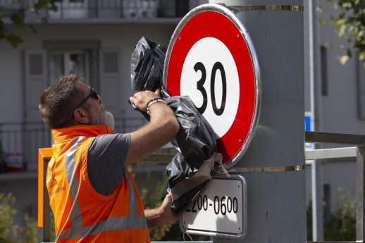 Installation eines Signalschildes für die Begrenzung auf 30 km/h zwischen 22 und 6 Uhr (Foto: Stadt Lausanne)