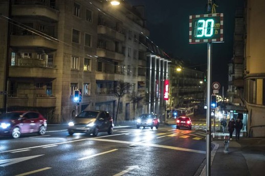 Beispiel einer Geschwindigkeitsanzeige in der Avenue de Beaulieu, oberhalb des Signalschilds Tempo 30 (Foto: Stadt Lausanne)