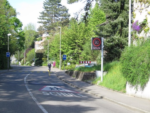 Affichage de la limitation de vitesse au moyen de signaux LED alternés, à proximité des écoles dans le Canton de Bâle-Ville (photo : Canton de Bâle-Ville, source : Flâneur d'Or))