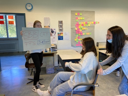 Eine Workshop-Gruppe präsentiert ihr Resultat der Zukunfts-Werkstatt als Theater (Foto: Laura Leibundgut)