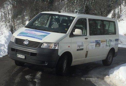 Der Bus alpin im Wintereinsatz auf dem Weg von der Lombachalp (Foto: zvg)