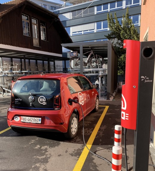 Exploitation de synergies lors de la mise en œuvre des parkings Carsharing et de la nouvelle installation de stationnement pour vélos (photo: AVK)