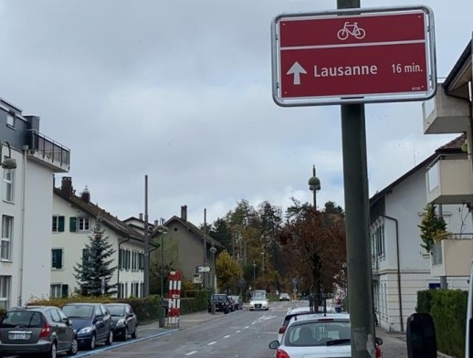 Wegweiser mit Angabe der Fahrzeit (Foto: Kanton Waadt – DGMR)