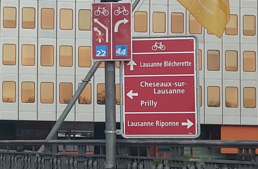 Die Signalisation von SchweizMobil und für Alltagsverbindungen (Foto: Kanton Waadt – DGMR)