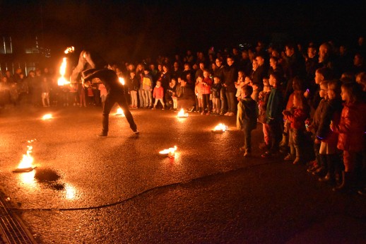 Nachtparty «Fête de la Nuit» in Fontaines zur Feier der ersten Nacht ohne Strassenbeleuchtung, 2017 (Foto: Laurent Debrot)