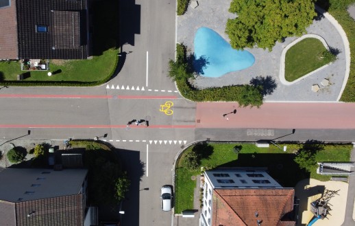 Abschnitt der städtischen Veloroute als verkehrliche Massnahme (links, mit rötlichem Band) und als bauliche Massnahme (rechts, mit rot eingefärbtem Belag) (Foto: Stadt Winterthur)