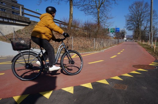 Una delle sezioni di prova con pavimentazione di colore rosso lungo Grünauweg a Winterthur (Foto: Città di Winterthur)