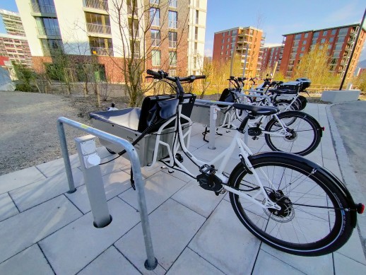 Places de stationnement pour deux-roues avec raccordement électrique pour le partage. (Photo : Trafiko AG)