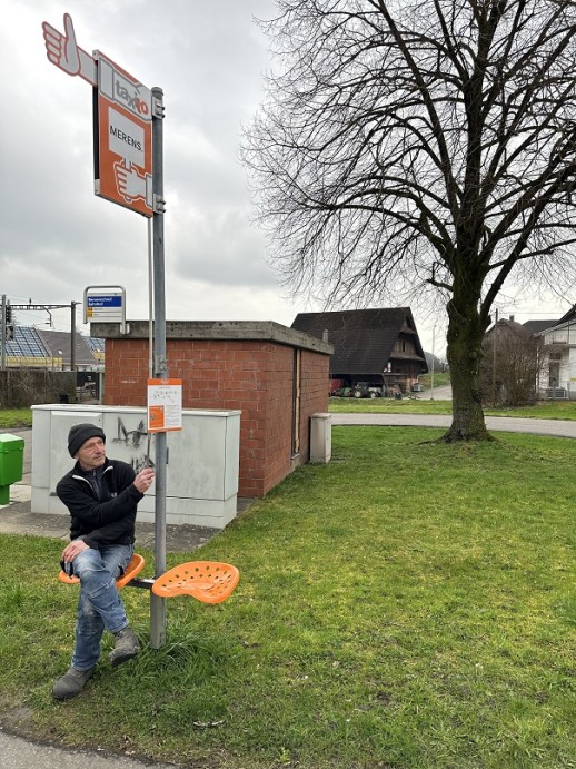 Un point Taxito mécanique avec sièges à Benzenschwil, dans le Freiamt (photo : Taxito SA)