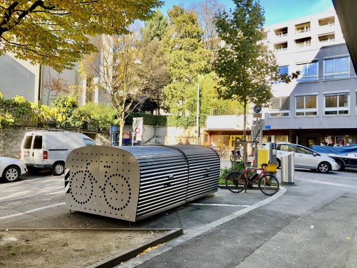 Die Veloboxen werden anstelle von Parkplätzen für Autos aufgestellt. (Foto: Stadt Lausanne)