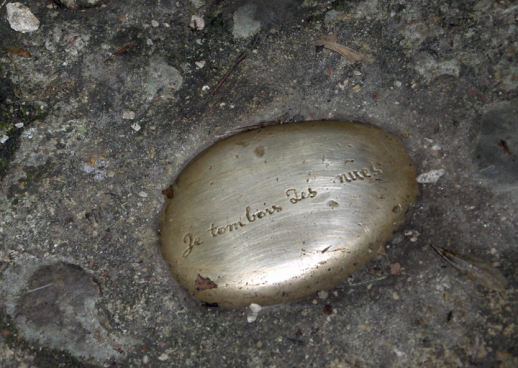 Plaquette en bronze dans le sol sur la promenade Jean-Jacques Rousseau, Môtiers (photo : Mobilité piétonne Suisse).