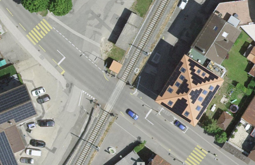 Discontinuité d’aménagement entre deux trottoirs, Fleurier passage à niveau Righi / Place d’Armes : les piétons cheminant le long de la rue de la Place d’Armes n’ont pas d’aménagements pour traverser le passage à niveau et rejoindre le trottoir (photo : s