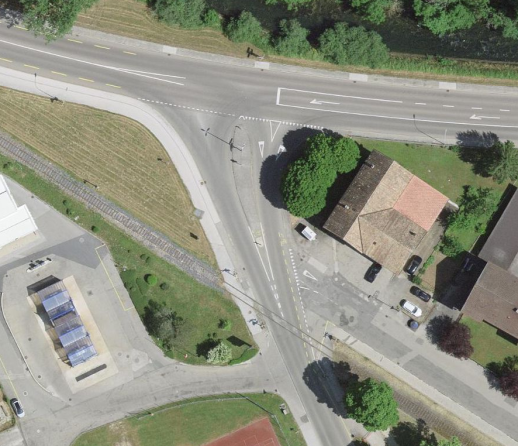 Point problématique, Fleurier, carrefour rue de la Place d’Armes / RC10 : il n’y a pas de traversées piétonnes dans ce large carrefour qui permet de relier des pôles d’activités. Le volume de piétons est faible (photo : sitn).