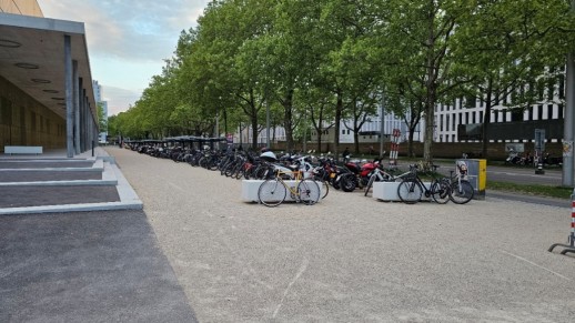 I parcheggi per biciclette sono stati resi più accoglienti e accessibili. L’offerta è stata completata con l’aggiunta del servizio comunale di biciclette a noleggio (Foto: BERNEXPO)