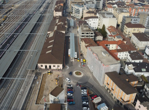 Der intermodale Verkehrsknoten am Bahnhof Chiasso (Foto: Gemeinde Chiasso / CRTM)