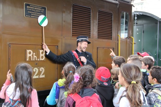 Dernières explications concernant la locomotive avant de faire revivre le passé des chemins de fer en compagnie de Clà Ferrovia! (Photo: CarPostal Suisse SA, P. Sprecher)