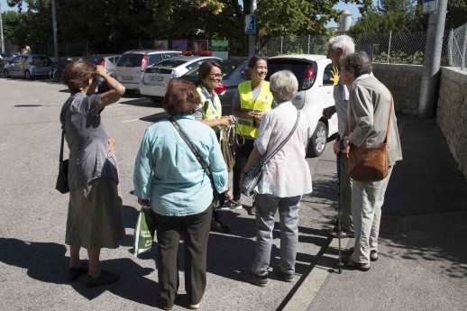 Image 3 : Une trentaine de personnes âgées du quartier de Serrières ont fait part des obstacles qu’elles rencontrent au quotidien lors de la promenade diagnostic. (photo : Stefano Iori, photographe officiel de la Ville de Neuchâtel)