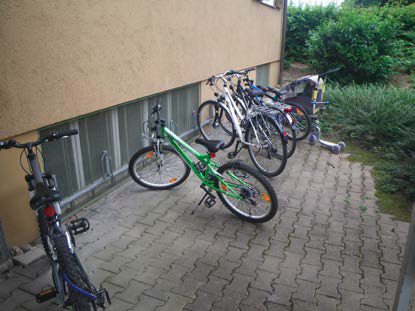 Les espaces de stationnement pour les vélos ne sont pas couverts et les arceaux ne sont pas adéquats (Photo : MOHA)