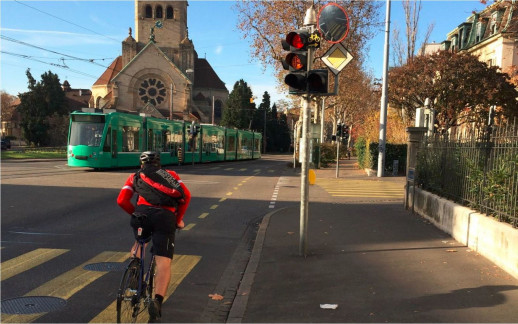 Autorisation de tourner à droite au feu rouge avec bande cyclable correspondante au carrefour Steinenring / Leimenstrasse (Image: Kryeziu, Brack)