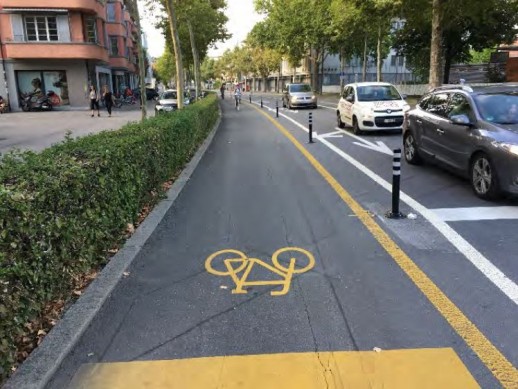 Des piquets peuvent être une solution provisoire envisageable comme mesure immédiate de séparation du trafic cycliste et du TIM, comme ici sur l’itinéraire cyclable principal du Wankdorf (image : Ville de Berne)