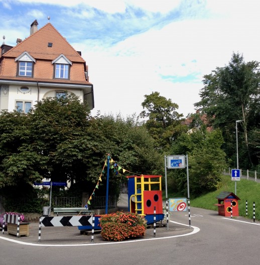 Auf der Strassenfläche, die durch die Verengung der Kreuzung am Eingang zur Begegnungszone Greyerzstrasse in Bern frei wurde, wurde ein kleiner Spielplatz mit Bank eingerichtet (Foto: Fussverkehr Schweiz)