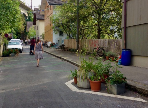 Les rétrécissements latéraux de cette zone de rencontre sont remplis de pots de fleurs disposés et entretenus par les habitant·e·s de la Jurastrasse à Berne (photo : Mobilité piétonne Suisse).