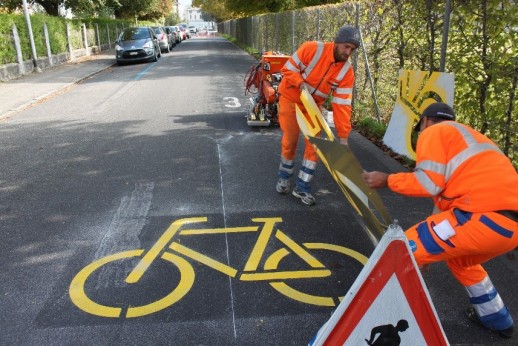 Des pictogrammes de grande taille attirent l’attention sur la rue cyclable (photo : Ville de Berne)