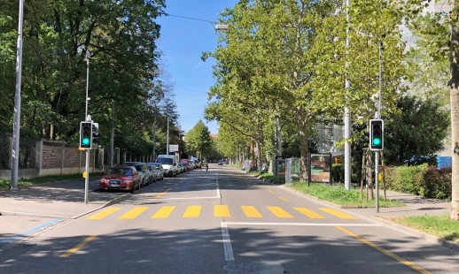 Flughafenstrasse à Bâle : un essai pilote avec un système intelligent de gestion du trafic piétonnier a été réalisé sur l'installation de signalisation lumineuse du Kannenfeldpark (photo: Canton de Bâle-Ville)