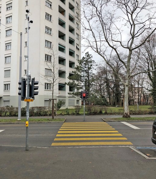 Installation de signalisation lumineuse du Kannenfeldpark sous l’angle de vue des piétons (photo: Canton de Bâle-Ville)