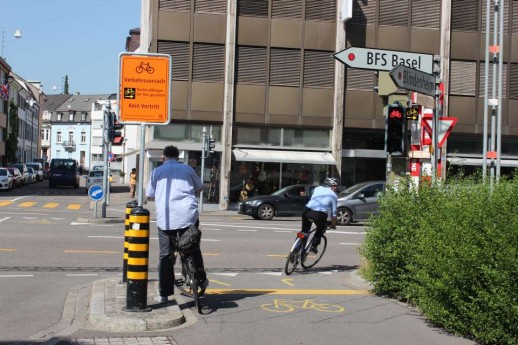 Projet pilote à Bâle : Le tourner à droite autorisé au rouge pour les cyclistes (photo: Emanuel Gisi, blick.ch)