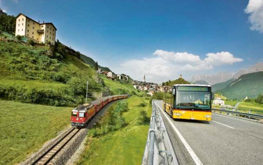 Mit dem öffentlichen Verkehr reisen (Foto: Scuol)