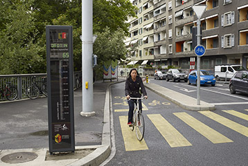 Eine Stele zeigt die Anzahl Velofahrten an der Ecke zum Pont des Acacias in Genf (Foto: Stadt Genf)