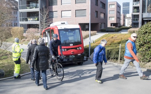 Testfahrten mit einem selbstfahrenden Shuttle in Zug (Bild: Keystone)