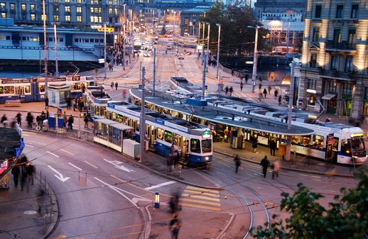 Je dichter besiedelt eine Gegend, desto mehr sind Menschen zu Fuss oder mit öffentlichen Verkehrsmitteln unterwegs (Foto: Stadt Zürich)
