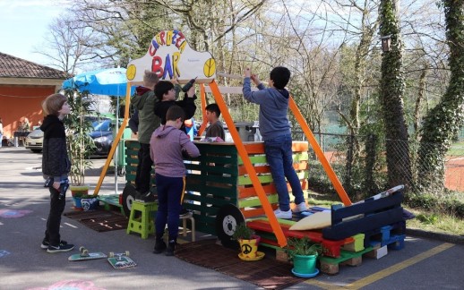 Schülerinnen und Schüler bauen die Parkplatz-Bar „Carrozza“ (Foto: synergo)