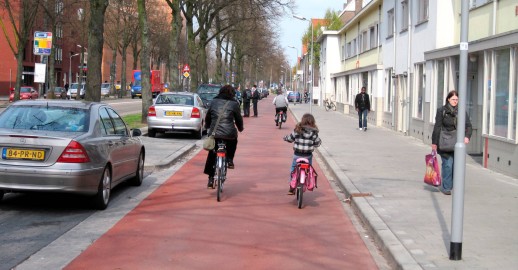 Einheitliche, auffallende Velowege sind ein wichtiges Merkmal eines sicheren Verkehrssystems (Foto: Arnold Bongers)