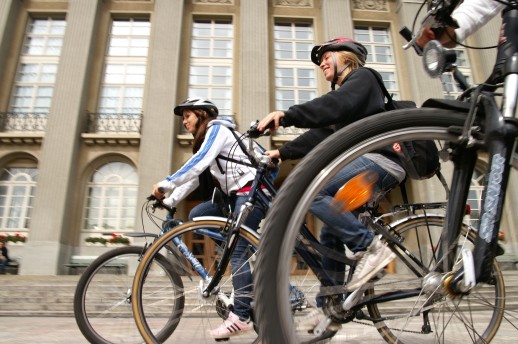 La nuova piattaforma informativa Scuola+Bicicletta contribuisce a rendere le biciclette un mezzo di trasporto quotidiano per bambini e giovani (Foto: Pro Velo Svizzera).