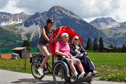 Das Projekt Radeln ohne Alter baut Brücken zwischen Generationen (Bild: Radeln ohne Alter)