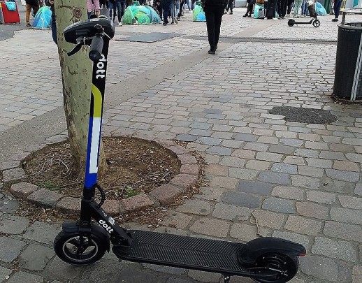 In immer mehr europäischen Städten gibt es E-Scooter in freefloating Sharing-Systemen  (Foto: Wikimedia Commons)