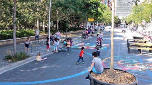 Barcelona schafft mit Superblocks Raum für aktive Mobilität und Bewegung (Foto: publicspace.org)